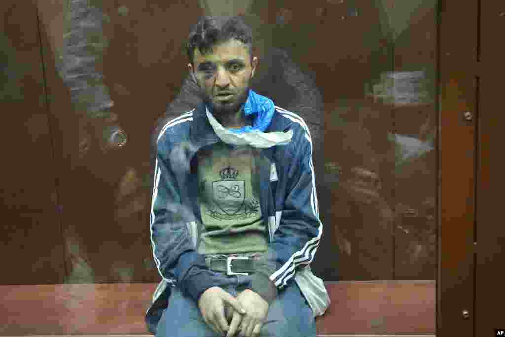 Ovo je fotografija Mirzoeva iz sudnice u Moskvi 25. marta u istoj majici ali i trenerki dugih rukava, s modricama i natečenim licem.