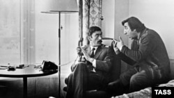 Вахтанг Кикабидзе (Валико Мизандари, “Мимино”) жана Фрунзик Мкртчян (Рубик Хачикян) режиссер Георгий Данелиянын “Мимино” комедиясында, 1978-жыл.