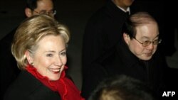 Китай – Державний секретар США Гілларі Клінтон з китайським помічником міністра закордонних справ Лю Цзєї в аеропорту Пекіна, 20 лютого 2009 р.