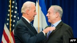 Joe Biden (b) találkozik Benjámin Netanjáhúval 2010. november 7-én.