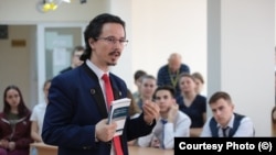 Judecătorul Cristi Danileț cu studenții