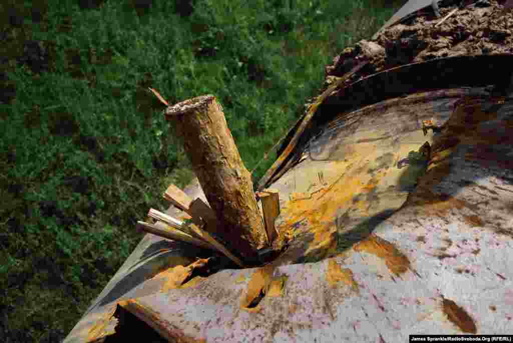 Залатаний отвір водопроводу, який був пошкоджений мінометом кілька тижнів тому. В момент затишшя механіки змогли полагодити водопровід