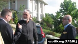 Мухаммад Салих (в центре) в Турции.
