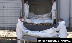 Мішки з останками забирають із рефрежираторів, оглядають, відбирають матеріал для експертизи. Досвідченим судмедекспертам допомагають 19-річні санітари. Одеса, 8 вересня 2025 року