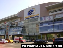 Торговий центр «Європейський» нагадує про ті часи, коли Росія хотіла мати дружні стосунки з Європейським союзом