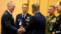 АКШ коргоо министри Жеймс Маттис НАТОнун баш кеңсесинде. Брюссель, 15-февраль, 2017-жыл.