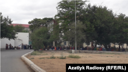 Очередь за продуктами перед госмагазином. Туркменистан. Власти страны требуют, чтобы очередей не было видно с улицы. Люди вынуждены собираться во дворе и прятаться в тени деревьев.  