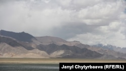 Ыраң-көл чынында да кооз көл ("ранг" тажик тилинде "түс")