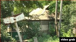 Дорожній знак, на якому вже не видно назви села Савурівка