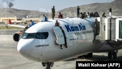 Люди, які евакуюються з Афганістану після захоплення столиці країни бойовиками угруповання «Талібан», піднімаються на літак. Кабул, 16 серпня 2021 року