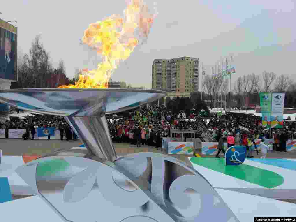 Алматыдағы 28-ші қысқы универсиада алауын тұтату рәсіміне келген қала тұрғындары. 29 қаңтар 2017 жыл