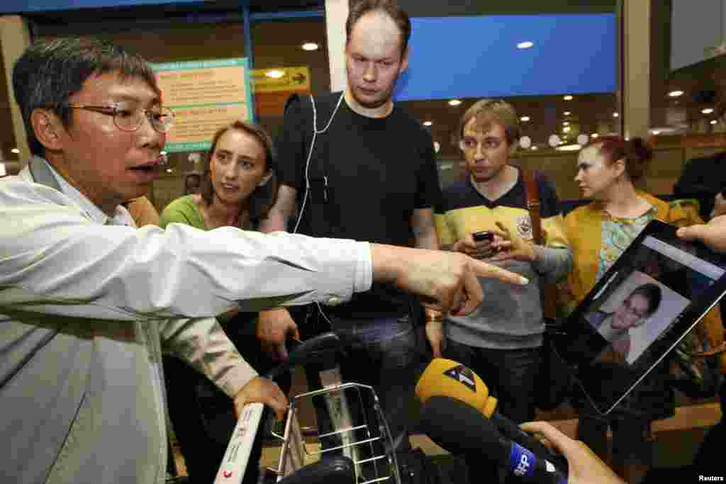 Журналісти показують пасажирам рейсу Гонконг &ndash; Москва на летовищі &laquo;Шереметьєво-2&raquo; фото інформатора про стеження спецслужб США Едварда Сноудена, допитуючись, чи був він у літаку, 23 червня 2013 року