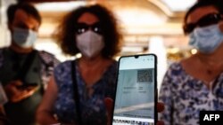 Редица европейски държави вече въведоха изискване за зелен сертификат за някои дейности. Тзи снимка е от Франция