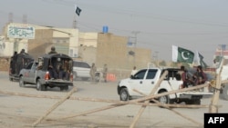 د کوټې له هوايي ډګر سره امنیتي ځواکونه د وسله والو تر برید وروسته سنګرونه نیسي. ۱۵م اګست ۲۰۱۴