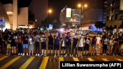 Протестувальники у Гонконгу на акції 23 серпня у пам’ять про такі акції в окупованих СРСР державах Балтії 30 років тому, напередодні сьогоднішніх подій