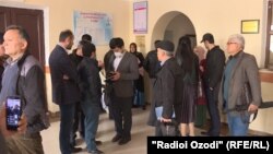 Журналисты и гражданские активисты в ожидании судебного заседания. 13 апреля 2020 года