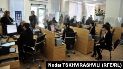 С завтрашнего дня банкам запрещается выдавать кредиты в иностранных валютах, если их объем ниже 100 тысяч лари