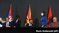 Președintele sârb, Aleksandar Vucic (stânga), prim-ministrul Macedoniei de Nord, Zoran Zaev (centru), și prim-ministrul albanez, Edi Rama (dreapta), la întâlnirea din Skopje, 29 iulie 2021.