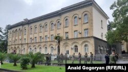 Ограждения перед административными зданиями в преддверии митинга (архивное фото)