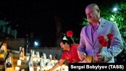 На лестницах, ведущих к зданию парламента, были расставлены фотографии погибших в августовской войне вместе с зажженными в память о них свечами