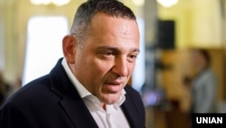 Законопроєкт Максима Бужанського (на фото), серед іншого, передбачає скасування частини закону про мови, яка вимагає перехід учнів 5-11 класів російськомовних шкіл на українську мову навчання з 1 вересня 2020 року