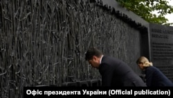 Під час робочого візиту до США Президент Володимир Зеленський і перша леді Олена Зеленська відвідали Меморіал жертвам Голодомору 1932-1933 років в Україні, відкритий у листопаді 2015 року в центрі Вашингтона