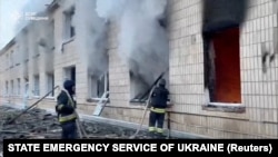 Рятувальники працюють на місці удару по лікарні під час нападу Росії на Україну в Краснопіллі, Сумська область, Україна, 19 березня 2025 року