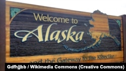 Знак «Ласкаво просимо до Аляски» на шосе Клондайк. Аляска, США (ілюстративне фото)