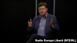 „Cum poate trage totul dintr-o companie de stat o companie care se creează cu o jumătate de million de dolari, fără a avea avioane?”