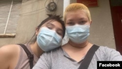 Журналисттер Айзирек Иманалиева жана Айдай Токоева милицияга арыз жазып чыккандан соң ушул сүрөттү "Фейсбукка" жарыялашты.