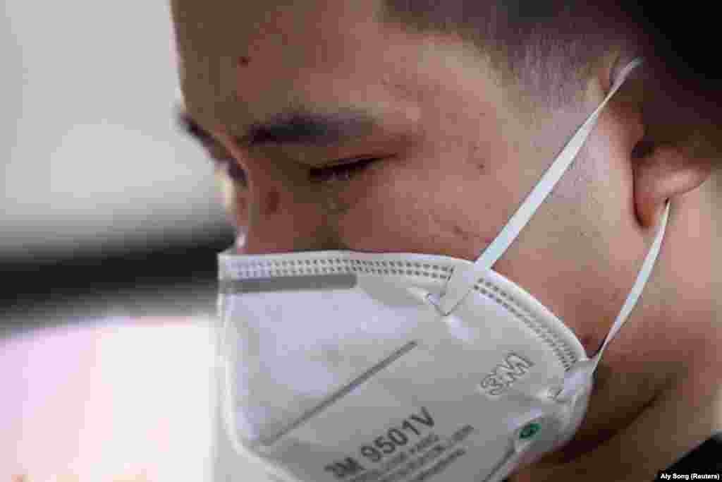 На державу припадає 82&nbsp;783 інфікованих і 3&nbsp;337 померлих. На фото: житель Уханя плаче на церемонії вшанування пам’яті загиблих від СOVID-19