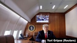 Președintele american Donald Trump la bordul avionului prezidențial.