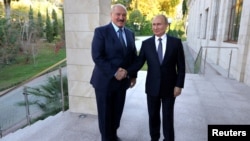 Перемови Олександра Лукашенка (ліворуч) і Володимира Путіна відбулися в закритому режимі