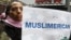 Америкалық азаматша "Мен де мұсылманмын" деген қолдау плакатын көтеріп тұр. Нью Йорк, 6 наурыз 2011 жыл. Көрнекі сурет