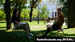 «Ця рука, можна побачити, вона досить неповноцінно працює. Тобто воно отак все трималася» – розповідає Анатолій про отримані поранення