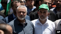 تصویر آرشیوی از یحیی سنوار (راست) در کنار اسماعیل هنیه که هفته گذشته در تهران کشته شد