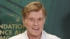 Actorul american Robert Redford pozează la sosirea sa la ceremonia de decernare a premiilor Fundației Prințul Albert al II-lea de Monaco din 2021, la Monaco, pe 29 octombrie 2021.
