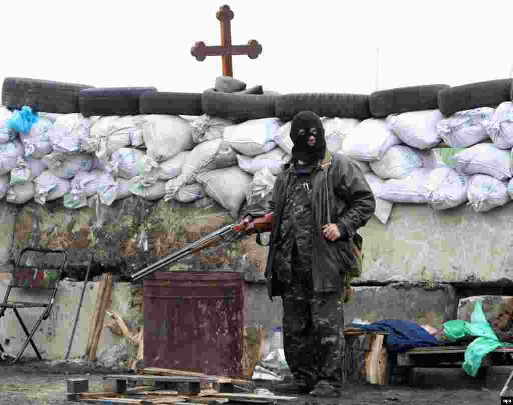 Проросійський бойовик на КПП заводу &laquo;Комбікорм&raquo; під Слов&rsquo;янськом, 30 квітня 2014 року