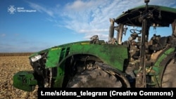 За даними ДСНС, внаслідок вибуху пошкоджені три одиниці сільськогосподарської техніки