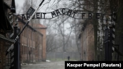 Zloglasni natpis "Arbeit macht frei" (Rad oslobađa) visi iznad ulaza u logor Auschwitz