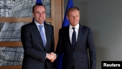 Публикации в профилите в социалните мрежи на председателя на Европейската народна партия Доналд Туск и председателя на парламентарната й група в Европейския парламент Манфред Вебер бяха заляни от негативни коментари от потребители с български имена