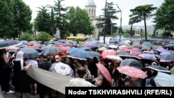 Запрет касается конкретного списка государственных учреждений: Конституционного суда, судов общей юрисдикции, прокуратуры, тюрем, зданий, принадлежащих МВД, железнодорожных станций, аэропортов и морских портов