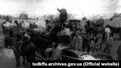 Розпродаж з молотка майна розкуркуленого селянина Мартиненка на «червоному базарі» в селі Удачне Донецької області, 1930–1932 роки