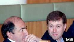 Борис Березовский жана Роман Абрамович Орусия премьер-министри Владимир Путин Мамдума менен жолугушуп жаткан учурда.12-декабрь 1999