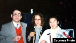 Солдон оңго: Мамбеттурду Мамбетакун, немис илимпозу Гундула Салк, Гүлсайра Йасин. КЭР. 1996-жыл