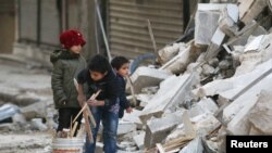 Алеппонун козголоңчулар колундагы ал-Шаар районунда жүргөн балдар. 17-ноябрь, 2016-жыл.