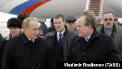 Глава администрации президента Украины Виктор Медведчук встречает в аэропорту Борисполь Владимира Путина, 4 января 2004 года