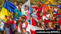 Бел-чырвона-белы сьцяг у каледжы армянскага Дыліжану