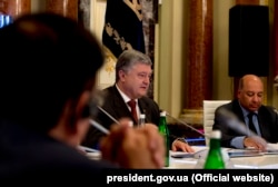 Президент України Петро Порошенко та голова Європейського банку реконструкції та розвитку (ЄБРР) Сума Чакрабарті (справа) під час засідання Національної інвестиційної ради, Київ, 25 травня 2018 року