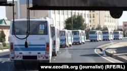 Самарканддык студенттерди пахта терүүгө алып бара жатат.14-сентябрь, 2015-жыл